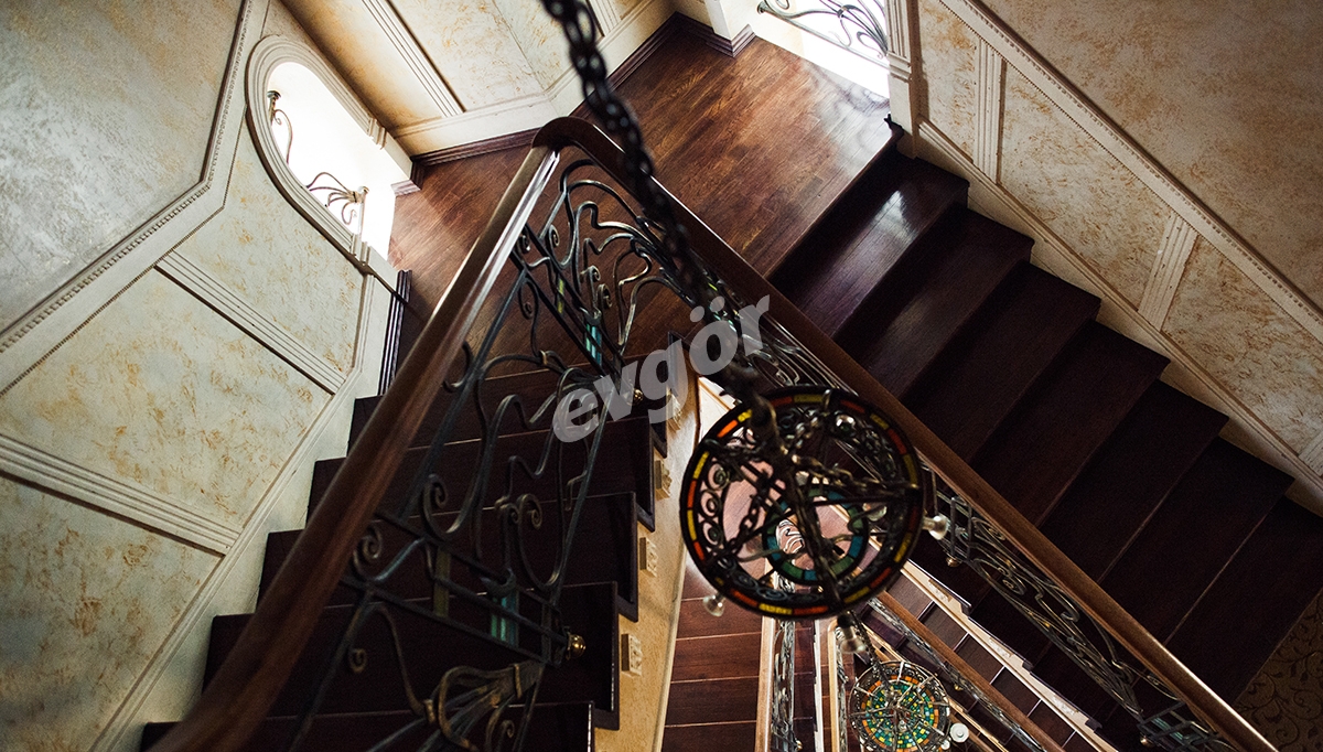Kastena Staircase Decoration