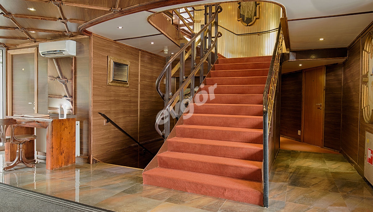 Selsa Staircase Decoration